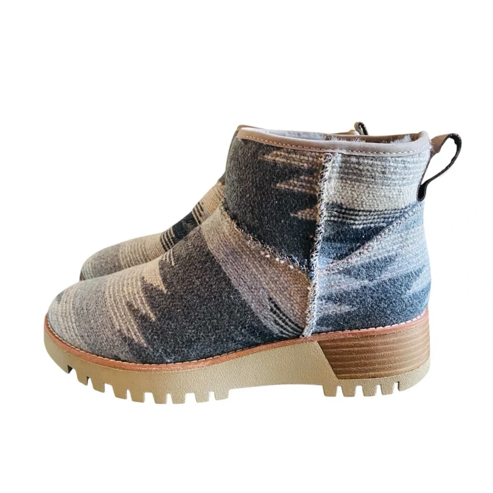 Bionica NWT Candia Shearling Boots in Grey Pattern 8.5